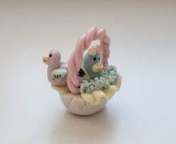 Figurin. Korg med kycklingar (3,8 cm hög, 20 gram)