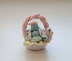 Figurin. Korg med kycklingar (3,8 cm hög, 20 gram)