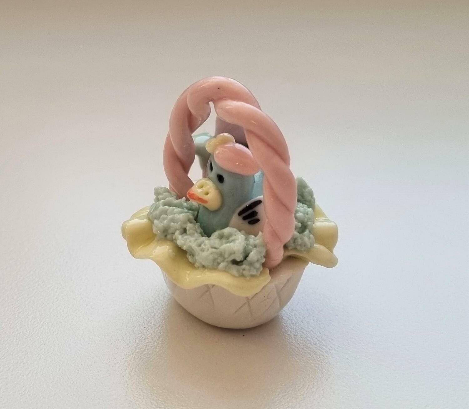 Figurin. Korg med kycklingar (3,8 cm hög, 20 gram)