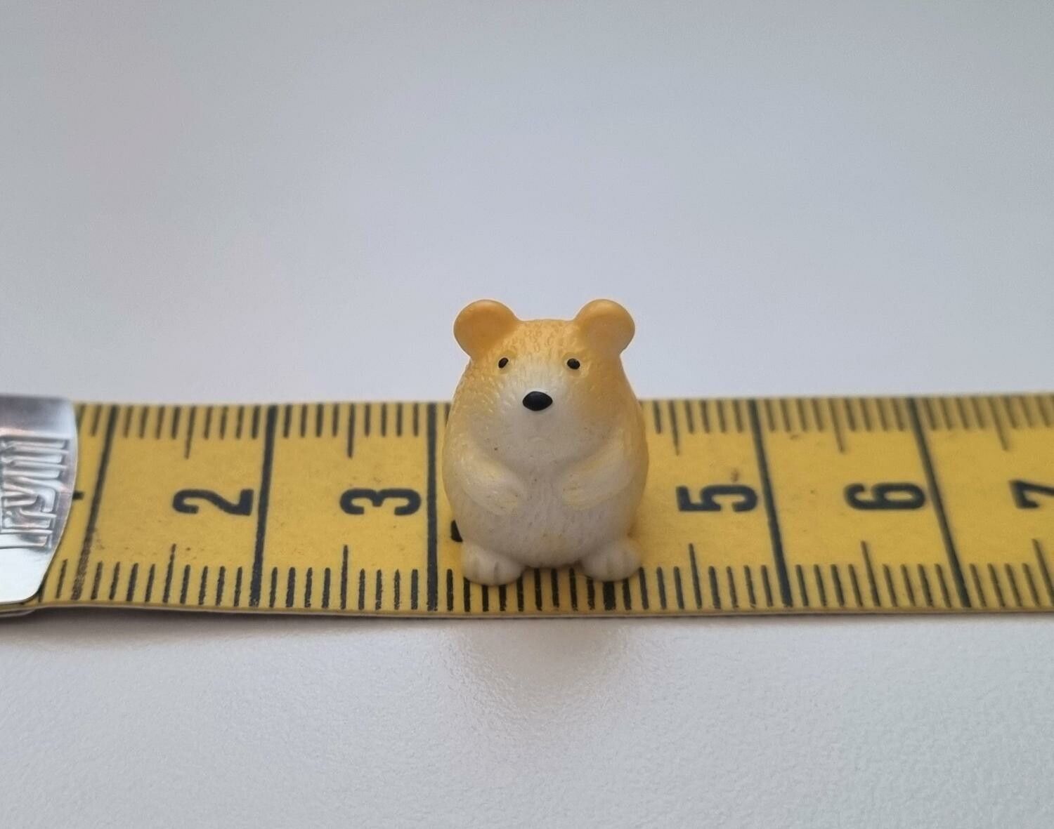 Söt liten gnagare, miniatyr för dekoration, dockskåp med mera