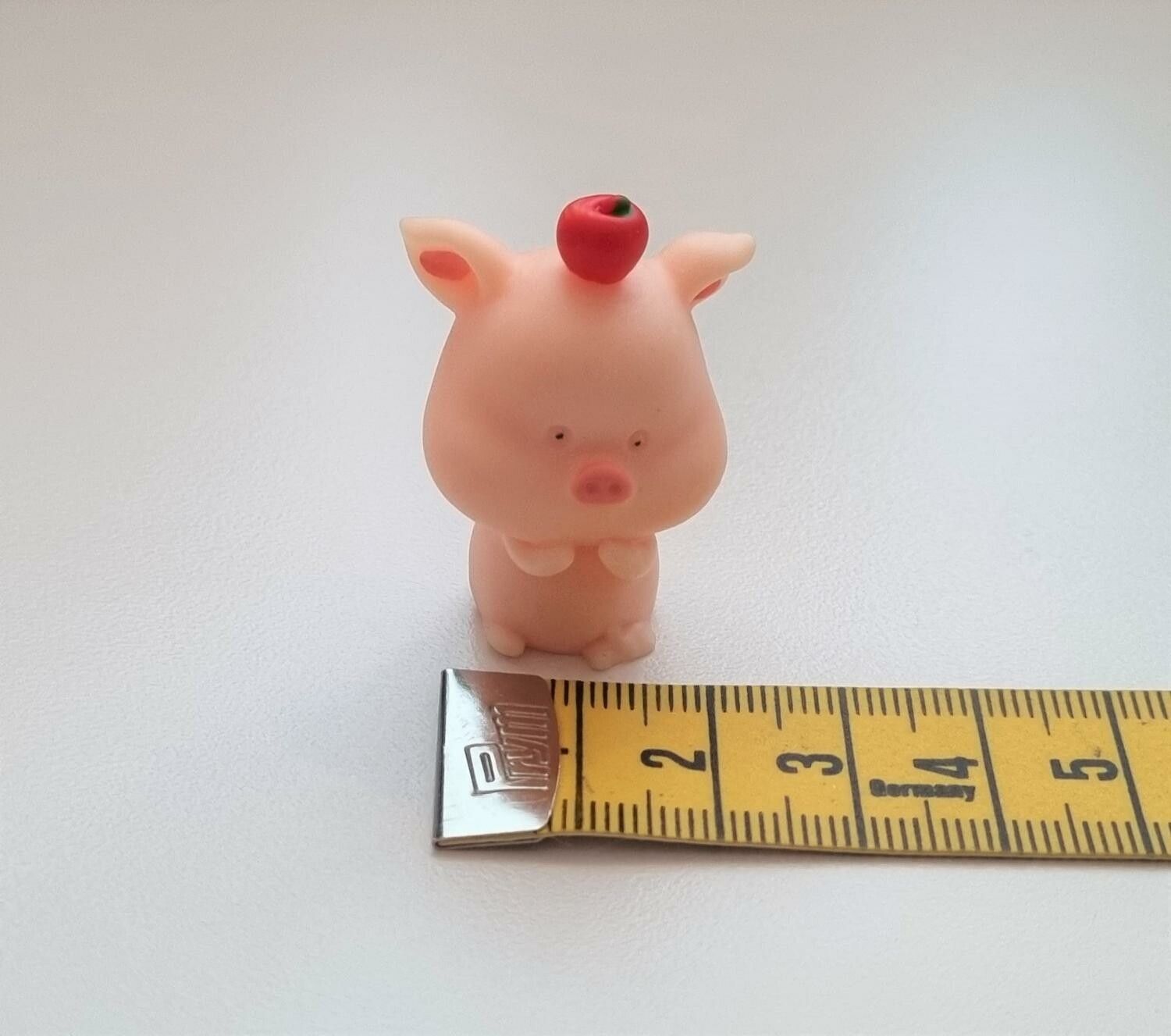 1 st handmålad gris med äpple på huvudet. Minigris, miniatyr
