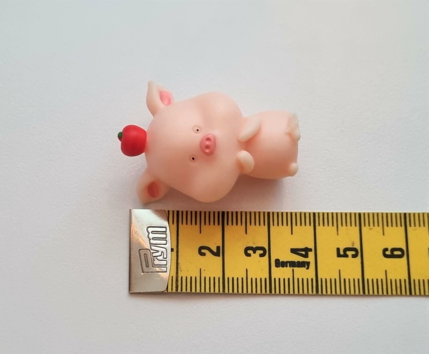1 st handmålad gris med äpple på huvudet. Minigris, miniatyr
