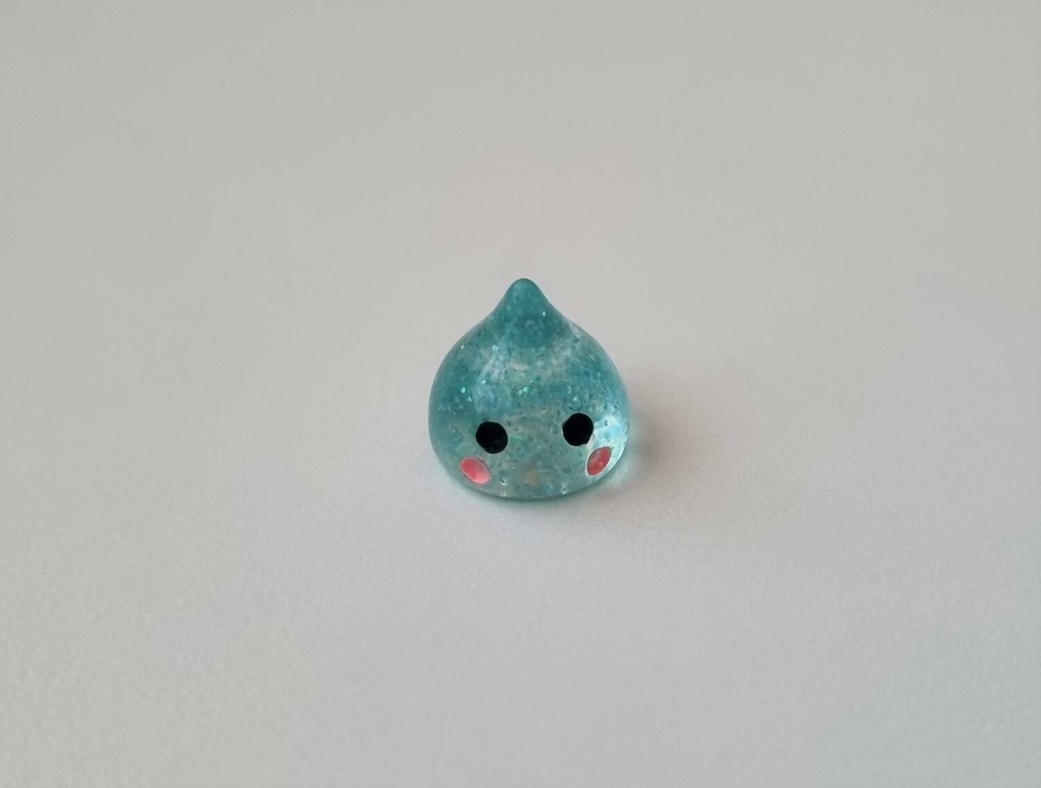 Söt liten blå droppe, droppfigur / miniatyr till dockhus / dockskåp med mera