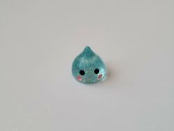 Söt liten blå droppe, droppfigur / miniatyr till dockhus / dockskåp med mera