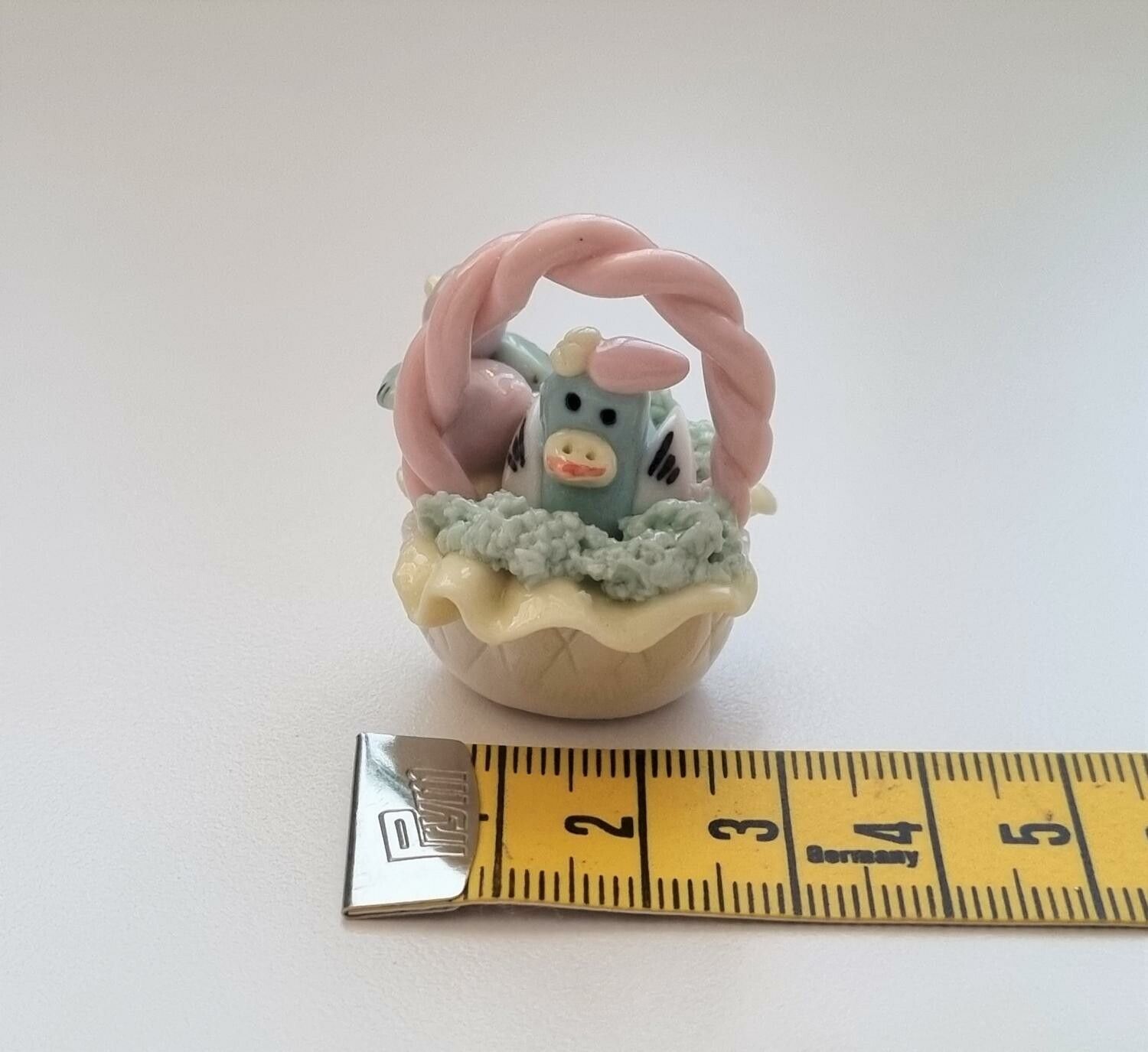 Figurin. Korg med kycklingar (3,8 cm hög, 20 gram)