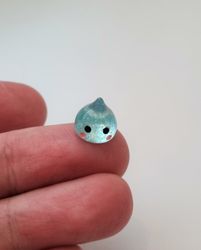 Söt liten blå droppe, droppfigur / miniatyr till dockhus / dockskåp med mera