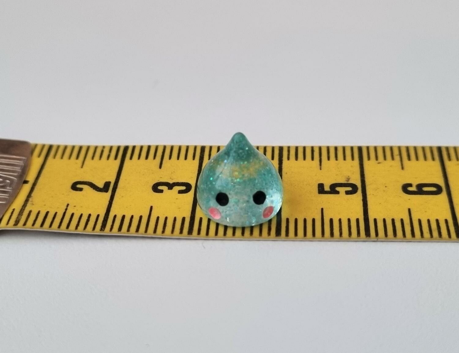 Söt liten blå droppe, droppfigur / miniatyr till dockhus / dockskåp med mera