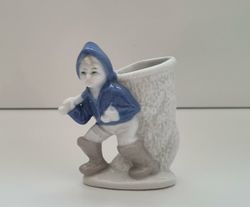 Figurin, pojke med stor håv