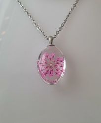 Halsband med oval glasberlock / hänge - Lila glasberlock