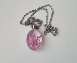 Halsband med oval glasberlock / hänge - Lila glasberlock