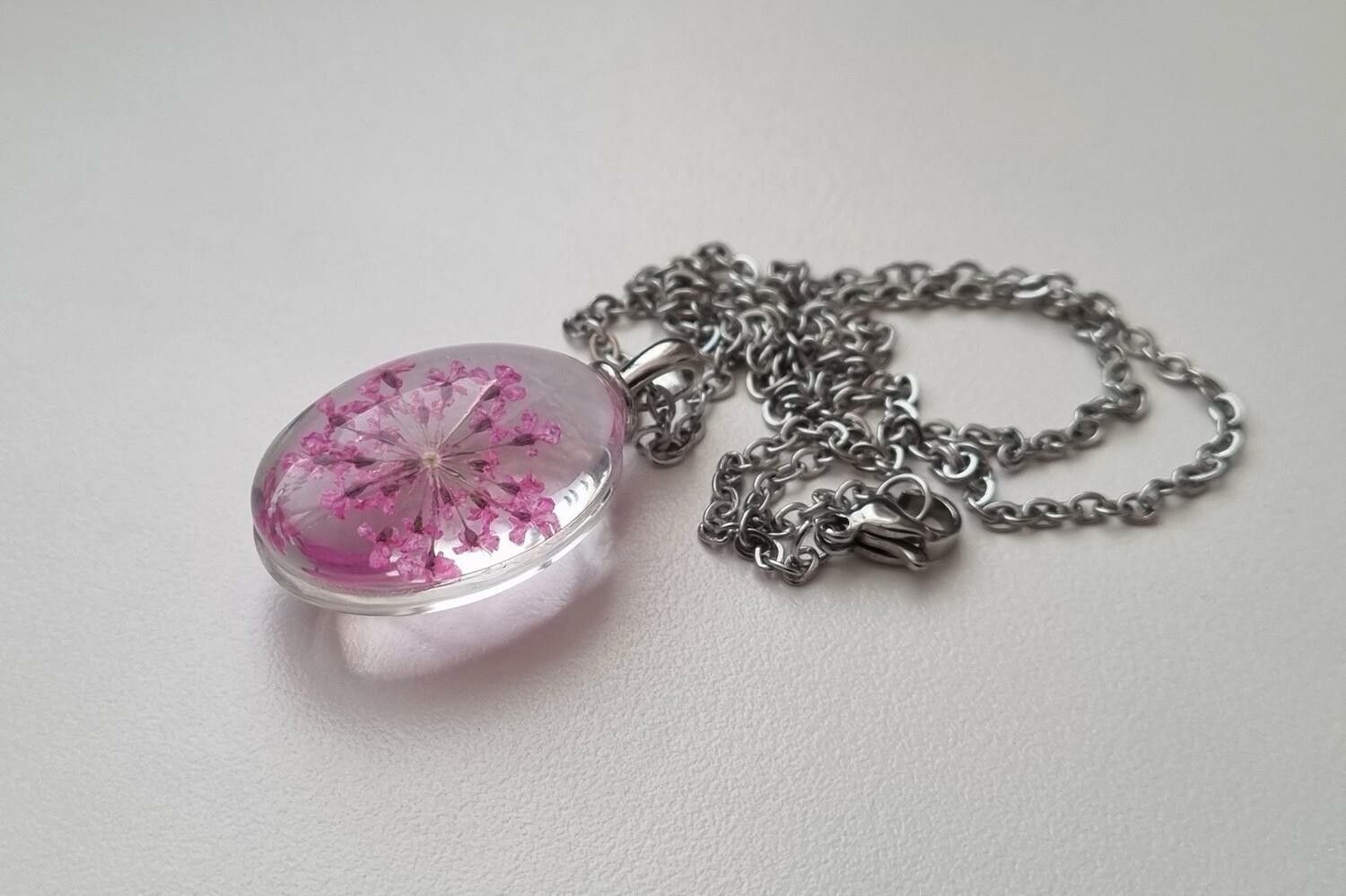 Halsband med oval glasberlock / hänge - Lila glasberlock