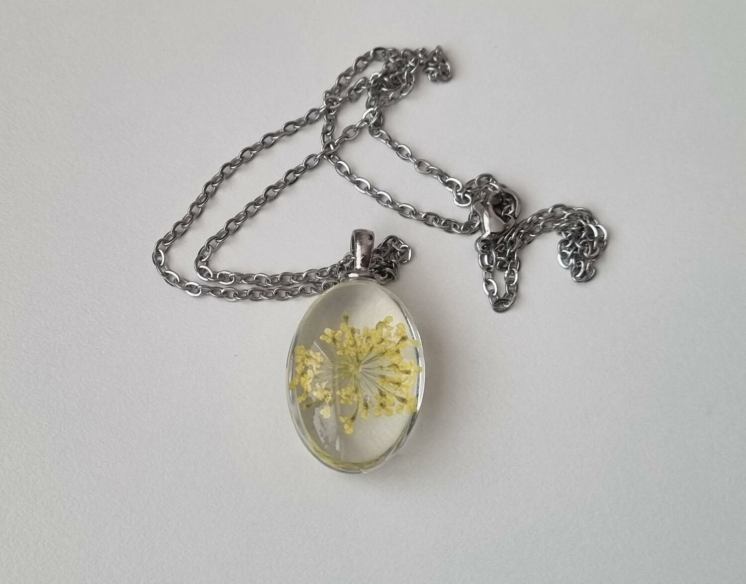 Halsband med oval glasberlock / hänge - Gul glasberlock