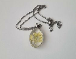 Halsband med oval glasberlock / hänge - Gul glasberlock