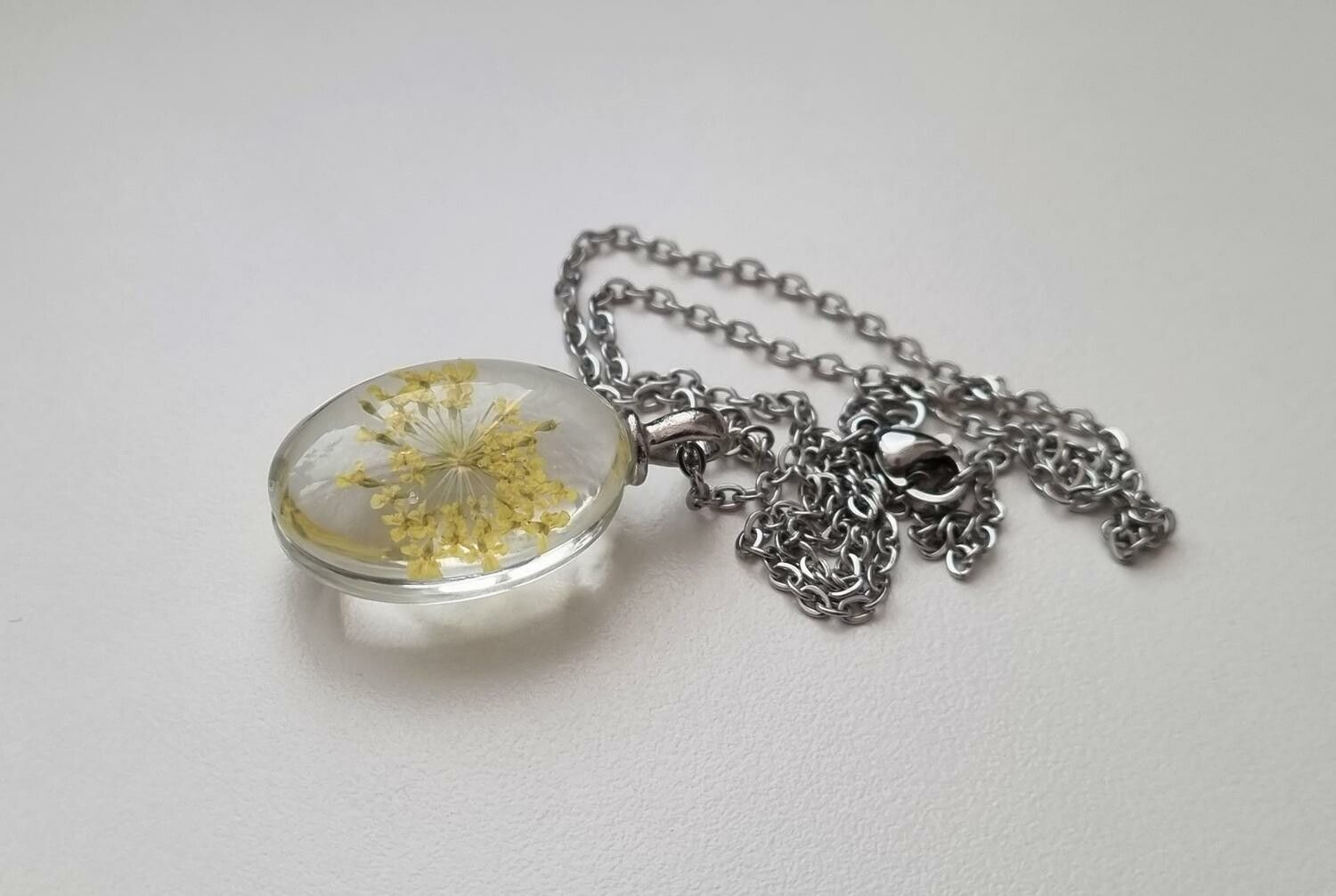 Halsband med oval glasberlock / hänge - Gul glasberlock
