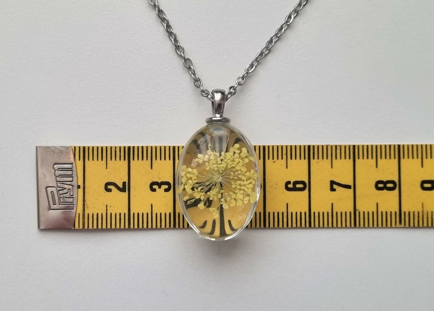 Halsband med oval glasberlock / hänge - Gul glasberlock