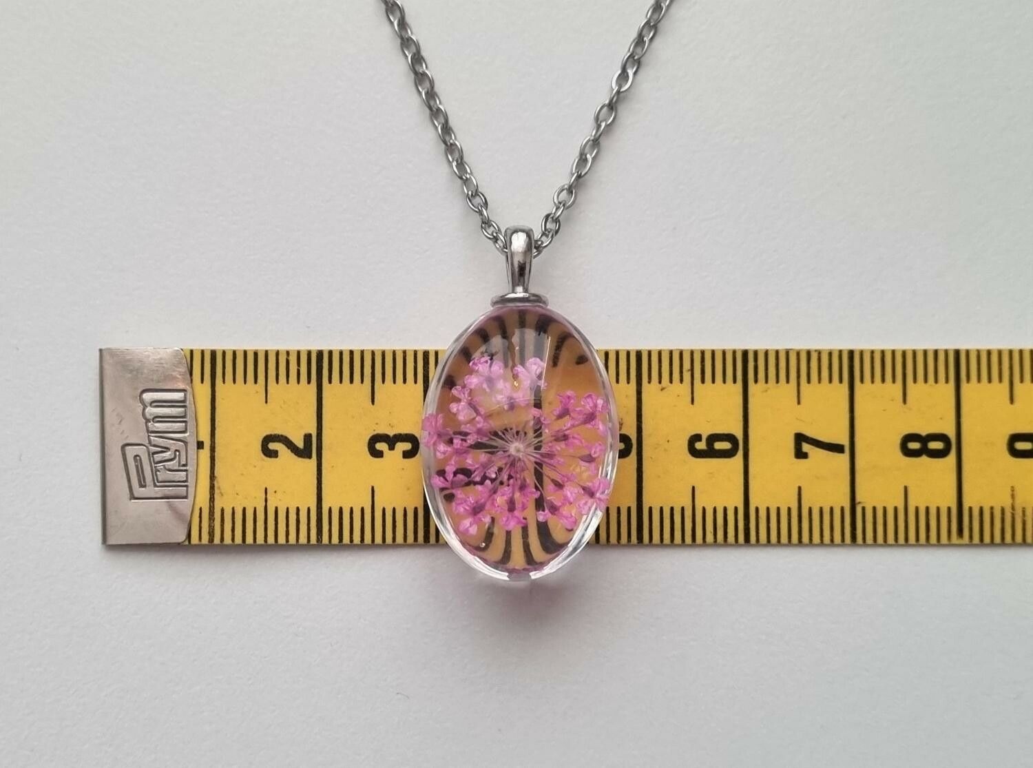 Halsband med oval glasberlock / hänge - Lila glasberlock