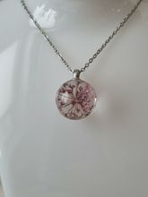Halsband med fin rund berlock i glas (lila)