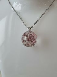 Halsband med fin rund berlock i glas (lila)