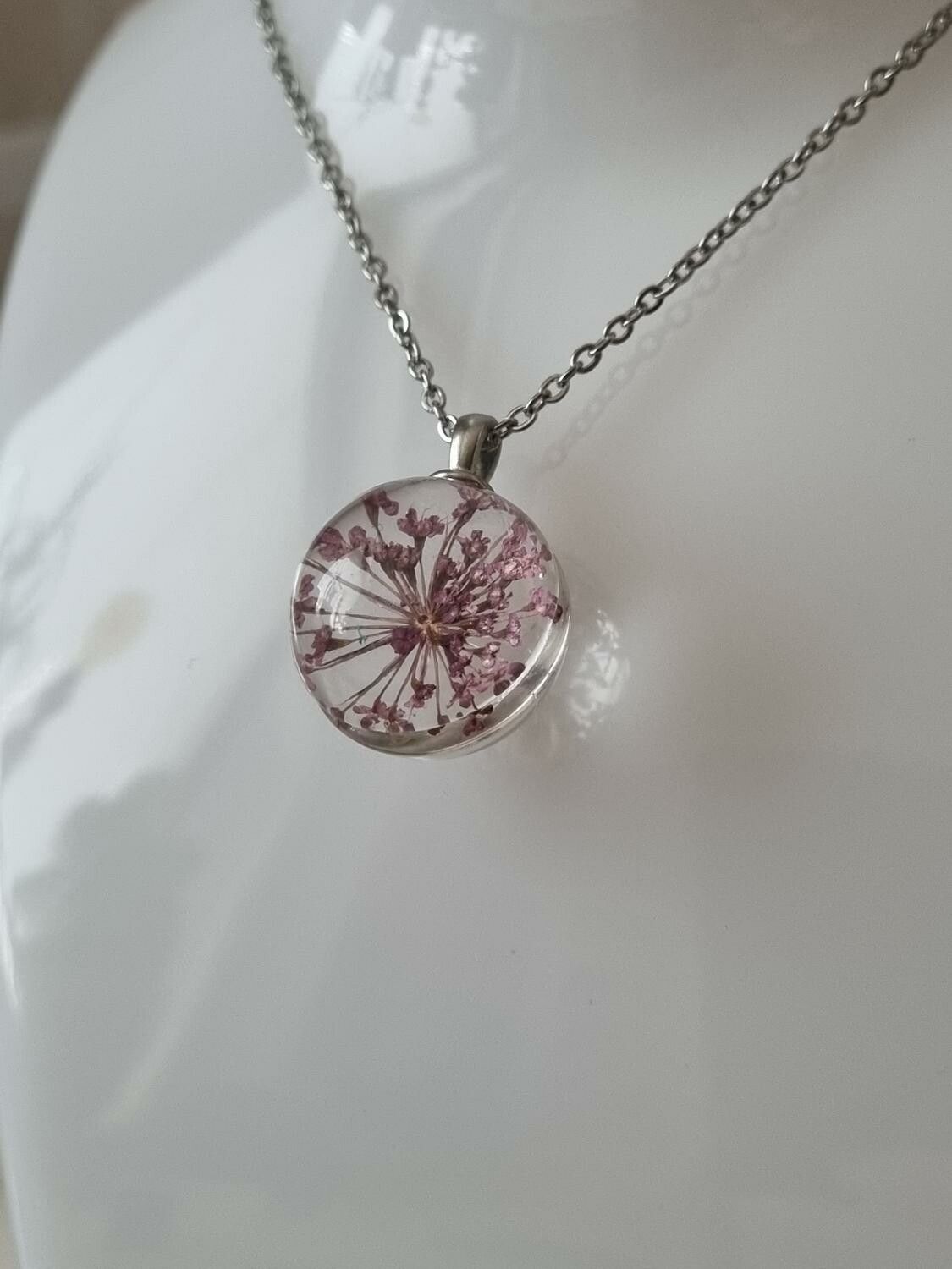 Halsband med fin rund berlock i glas (lila)