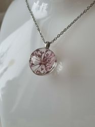 Halsband med fin rund berlock i glas (lila)