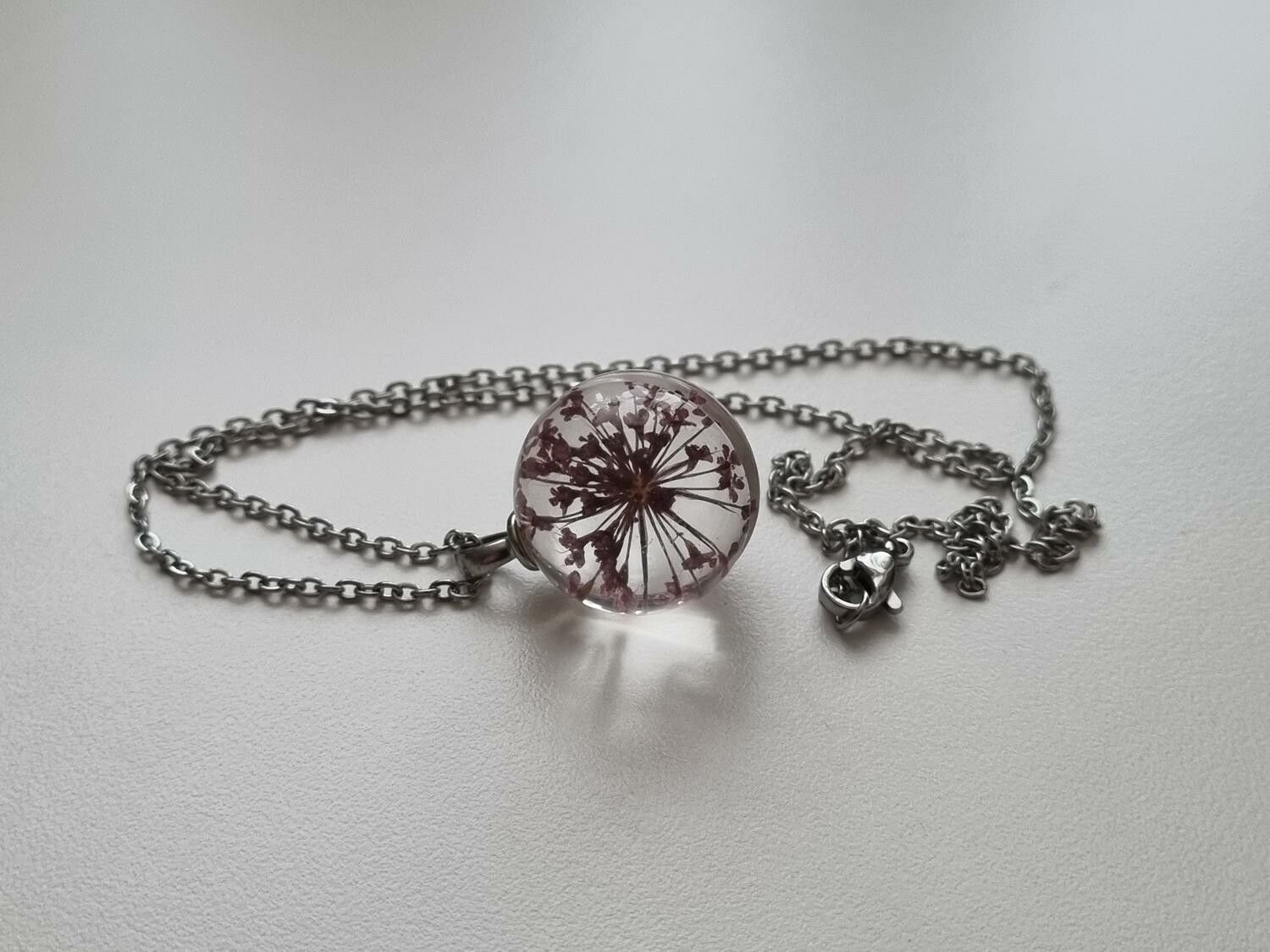 Halsband med fin rund berlock i glas (lila)