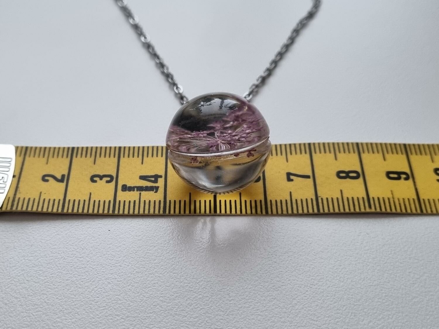 Halsband med fin rund berlock i glas (lila)