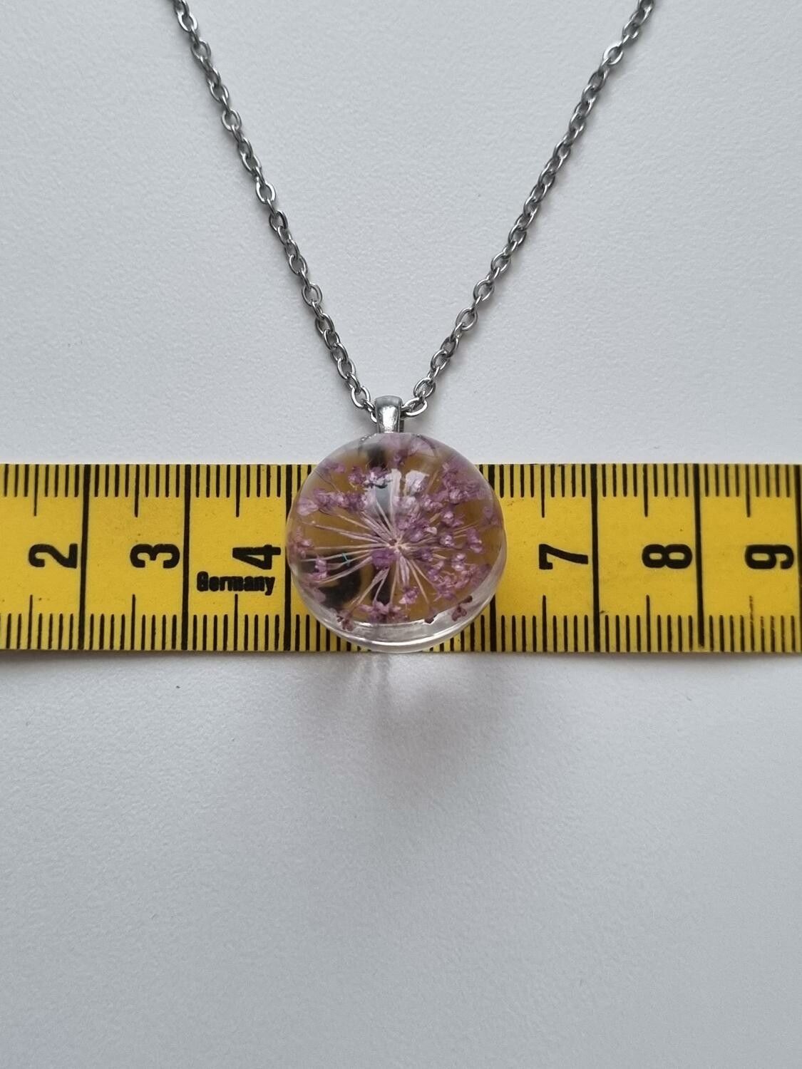 Halsband med fin rund berlock i glas (lila)