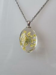 Halsband med oval glasberlock (50 cm lång kedja) - Gul