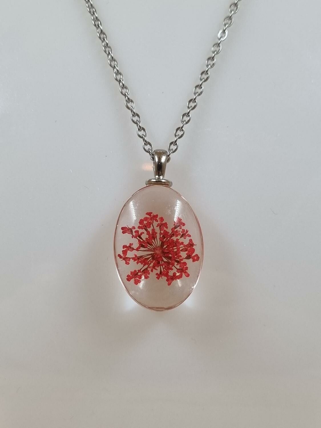Halsband i rostfritt stål med fin berlock i glas (röd)