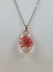 Halsband i rostfritt stål med fin berlock i glas (röd)