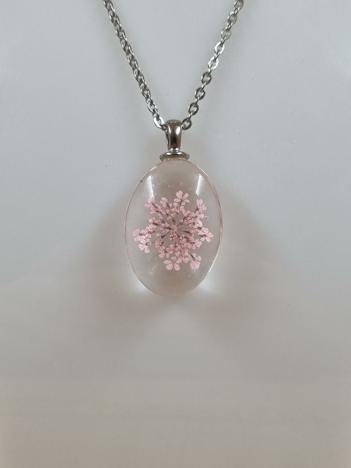 Halsband i rostfritt stål med fin berlock i glas (rosa)