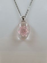 Halsband i rostfritt stål med fin berlock i glas (rosa)