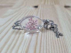 Halsband i rostfritt stål med fin berlock i glas (rosa)