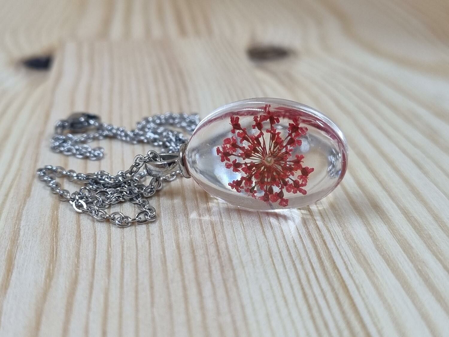 Halsband i rostfritt stål med fin berlock i glas (röd)