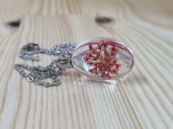 Halsband i rostfritt stål med fin berlock i glas (röd)
