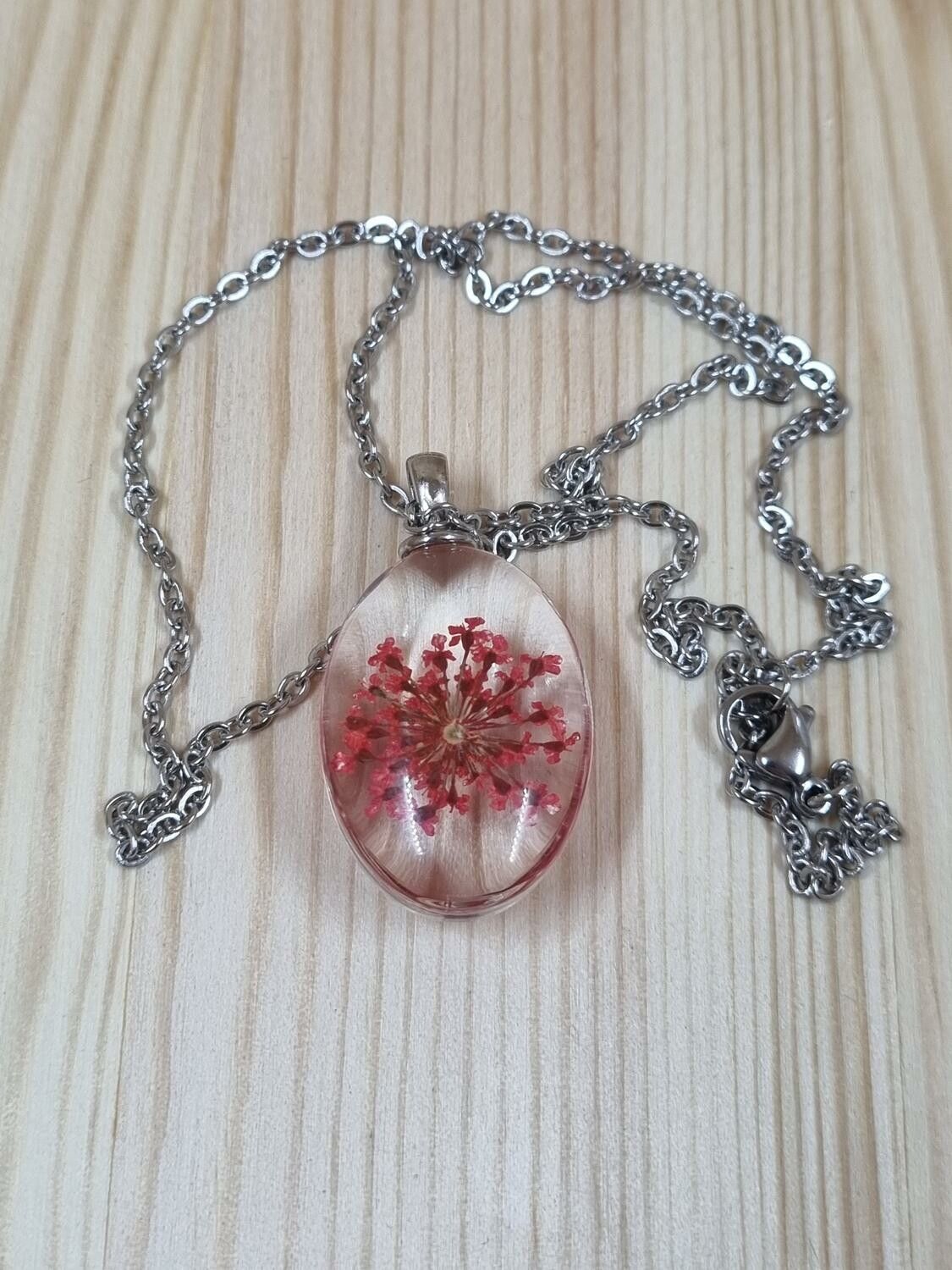 Halsband i rostfritt stål med fin berlock i glas (röd)