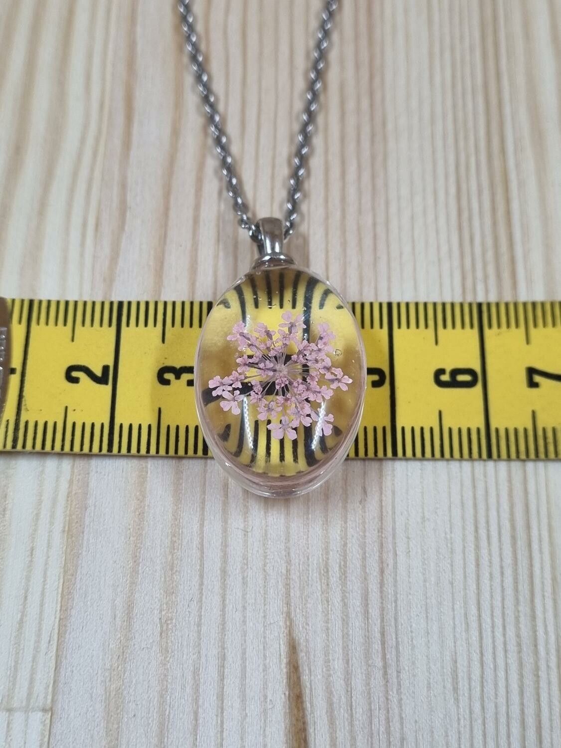 Halsband i rostfritt stål med fin berlock i glas (rosa)