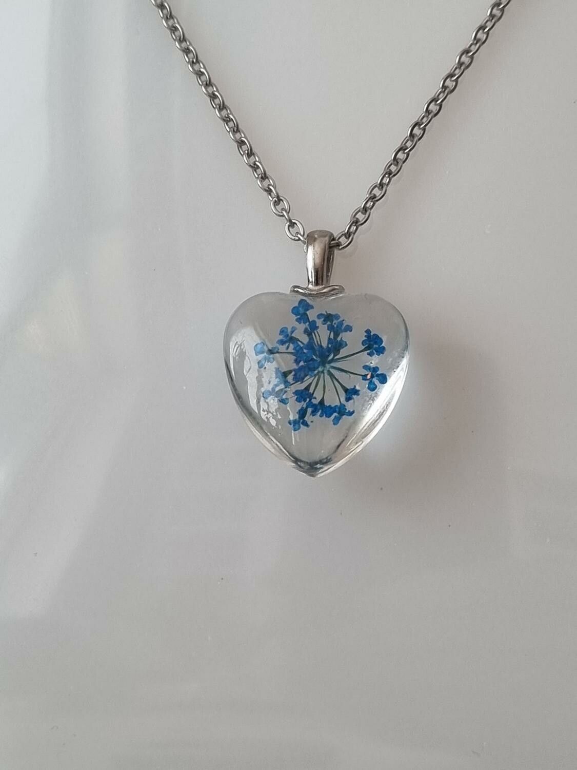 Halsband med hjärtformad glasberlock (50 cm lång kedja) - Blå