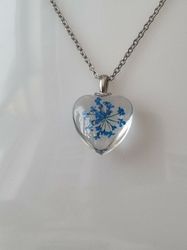Halsband med hjärtformad glasberlock (50 cm lång kedja) - Blå