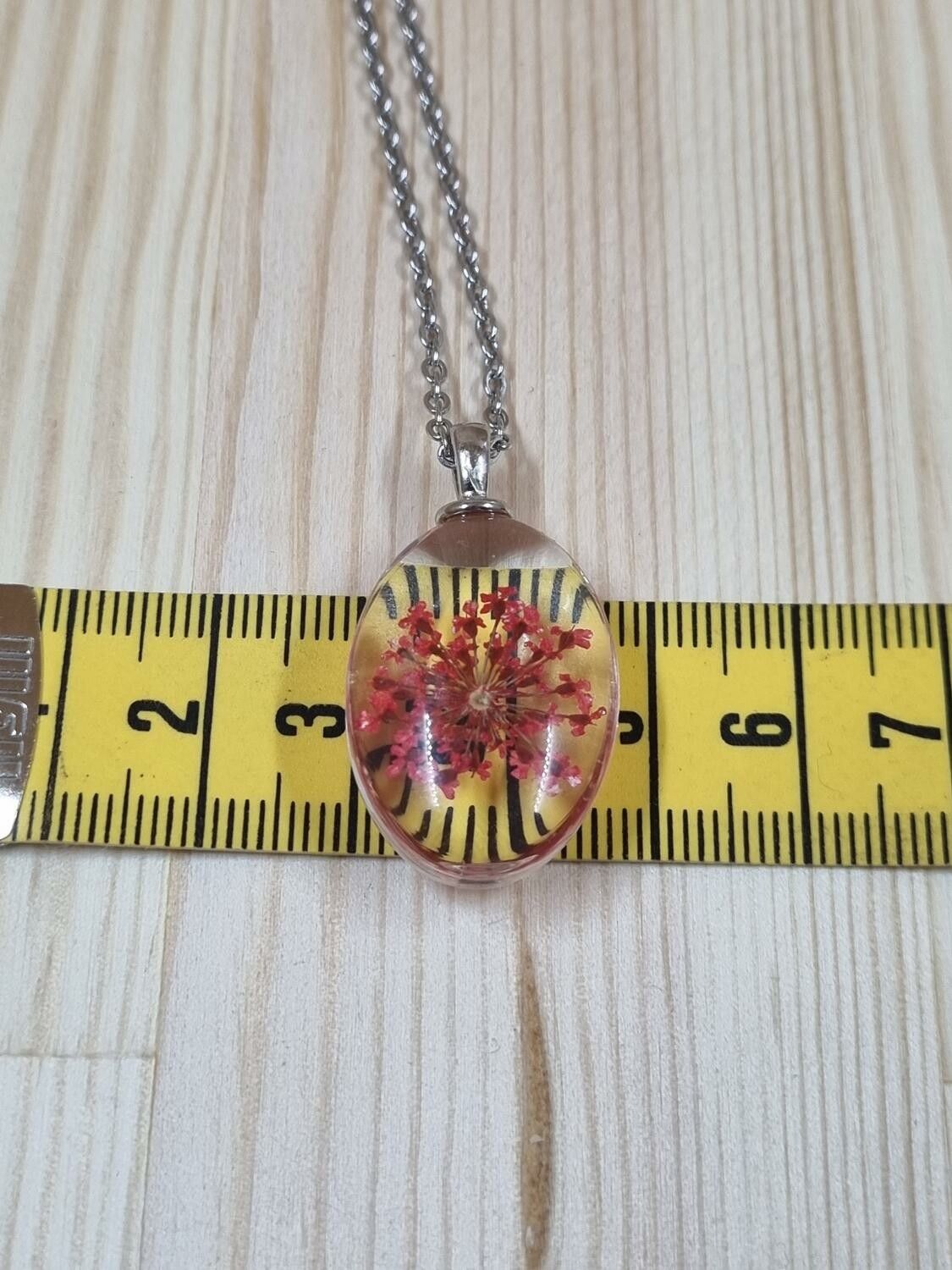 Halsband i rostfritt stål med fin berlock i glas (röd)