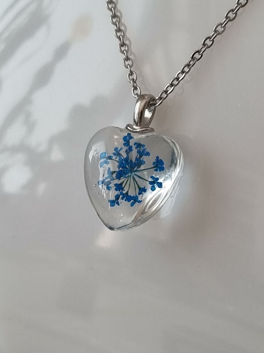 Halsband med hjärtformad glasberlock (50 cm lång kedja) - Blå