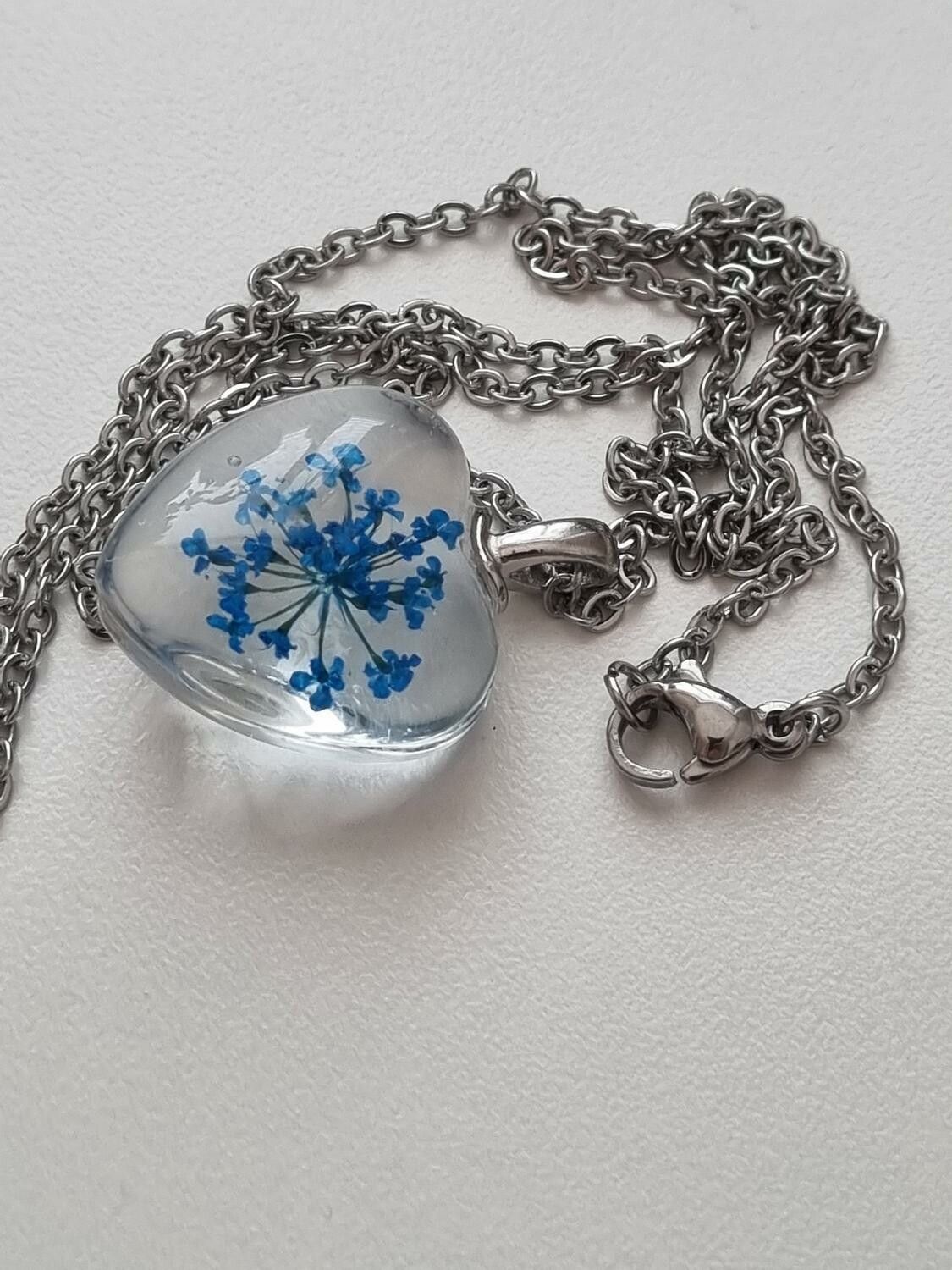 Halsband med hjärtformad glasberlock (50 cm lång kedja) - Blå