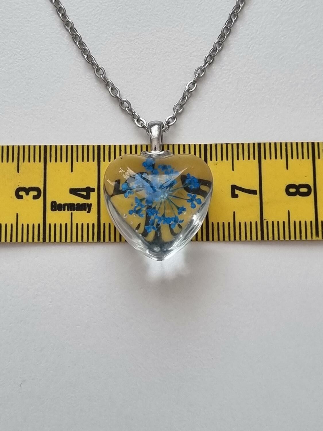 Halsband med hjärtformad glasberlock (50 cm lång kedja) - Blå