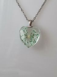 Halsband med hjärtformad glasberlock (50 cm lång kedja)