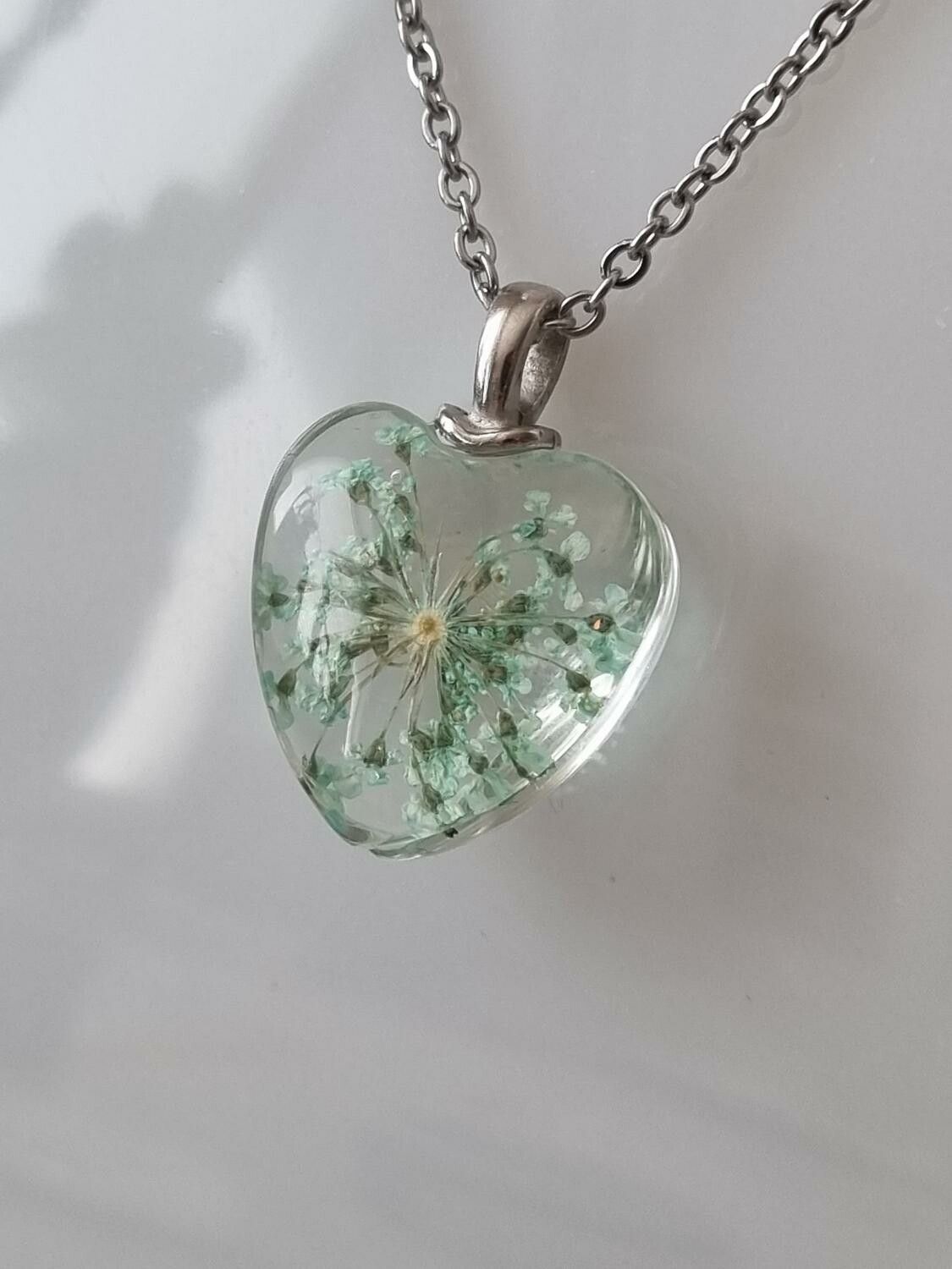 Halsband med hjärtformad glasberlock (50 cm lång kedja)