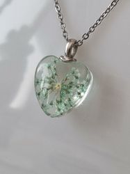 Halsband med hjärtformad glasberlock (50 cm lång kedja)