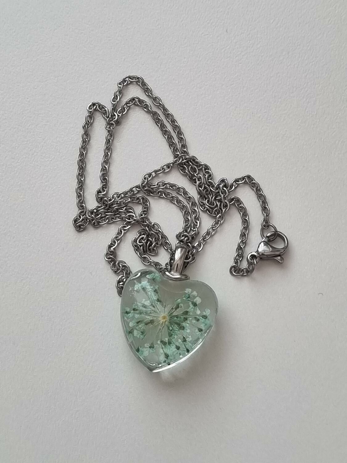 Halsband med hjärtformad glasberlock (50 cm lång kedja)