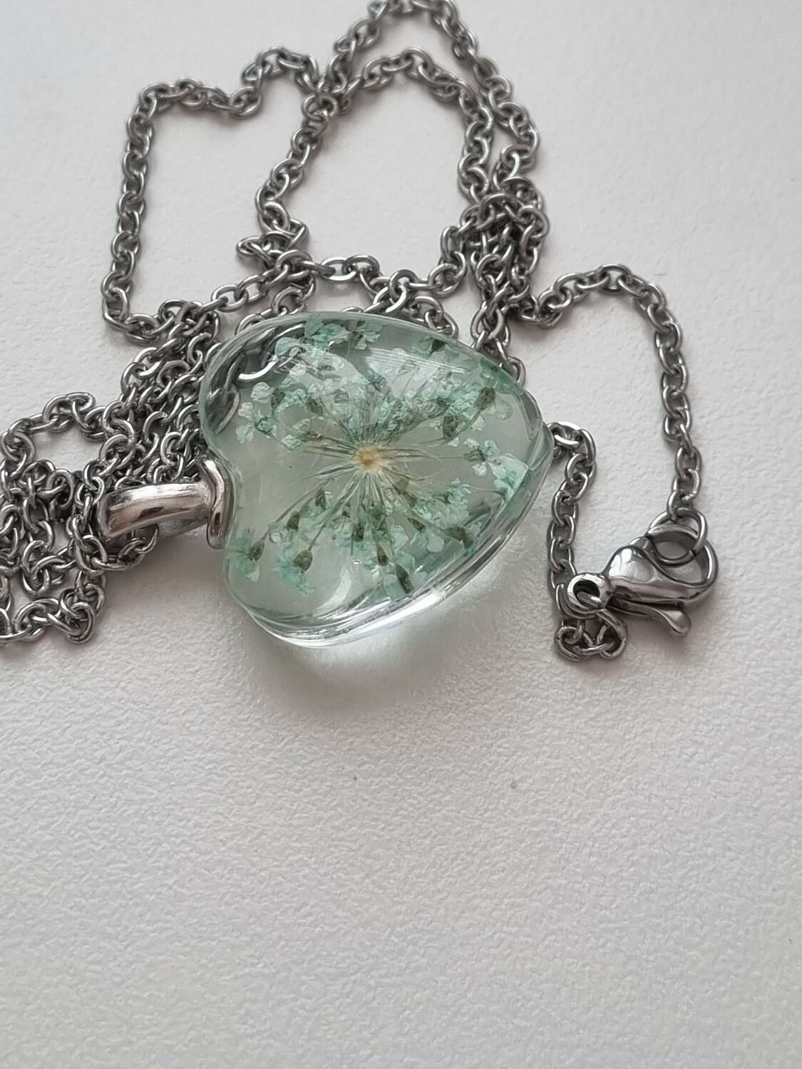 Halsband med hjärtformad glasberlock (50 cm lång kedja)