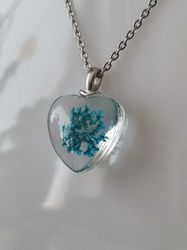 Halsband med hjärtformad glasberlock (50 cm lång kedja) - Blå