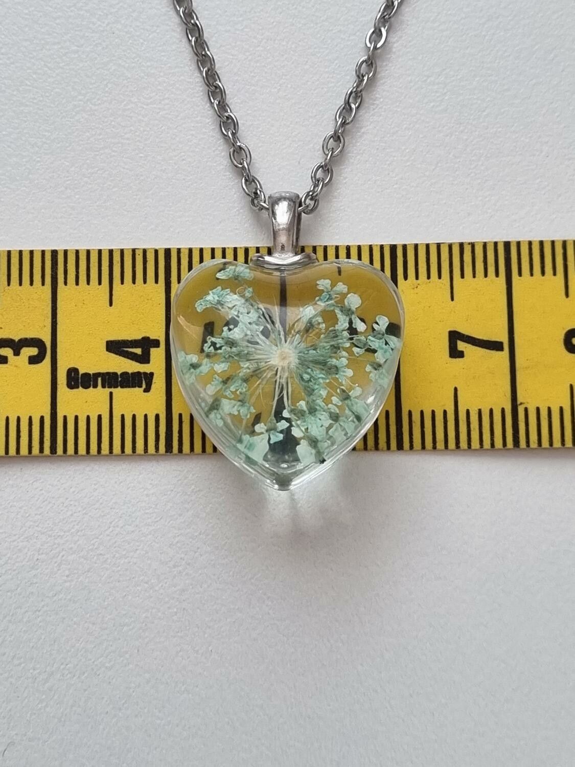 Halsband med hjärtformad glasberlock (50 cm lång kedja)